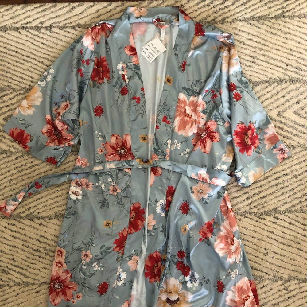 David’s Bridal floral polyester robe, Large